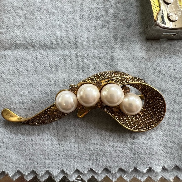 Antique Ornate Goldtone Brooch With Pearls And Small Amber Stones - Picture 4 of 4